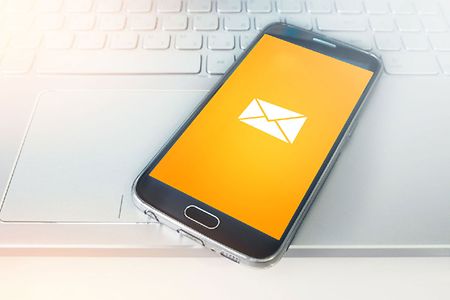 Smartphone_gelb_mit_Newsletterbrief