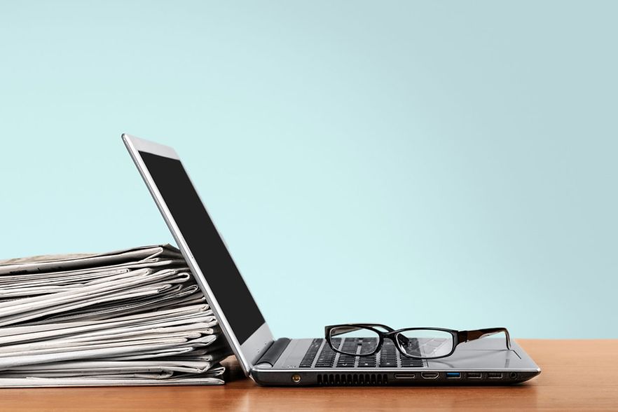 Laptop Zeitung Brille