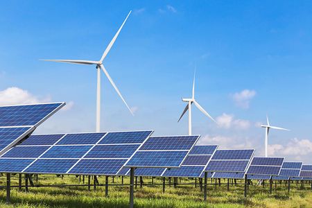 Aufgestaenderte PV-Module mit Windrad
