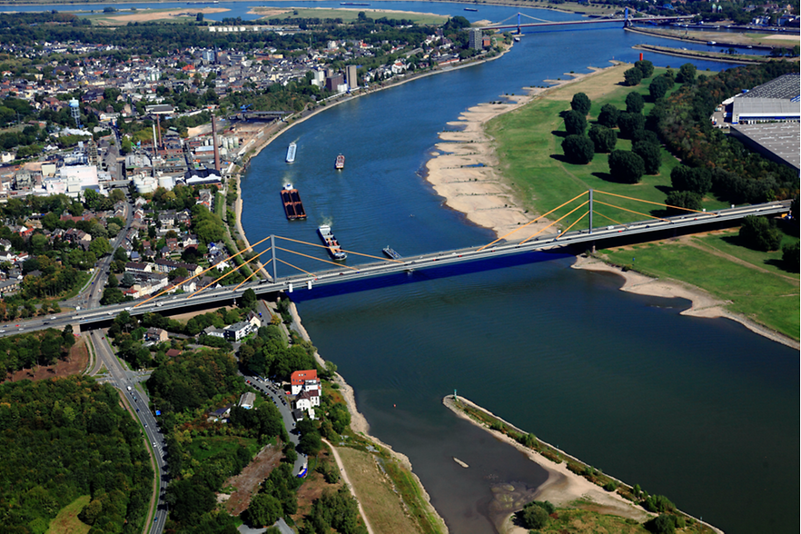 Luftbild auf den Rhein und die A40 Brücke