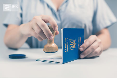 Ukrainischer Reisepass wird abgestempelt