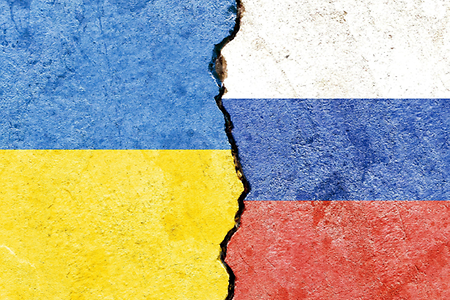 Ukraine- und Russlandflagge mit Riss zwischendrin