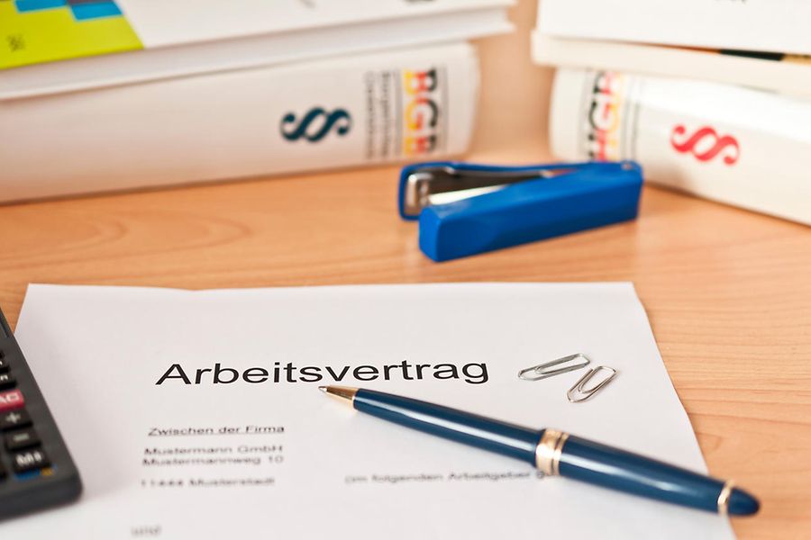 Arbeitsvertrag mit einem Stift zum Unterschreiben