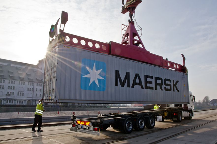Container wird auf Lkw gehoben