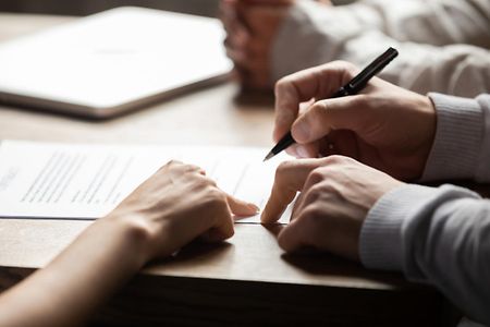 Arbeitsvertrag, der unterschrieben wird