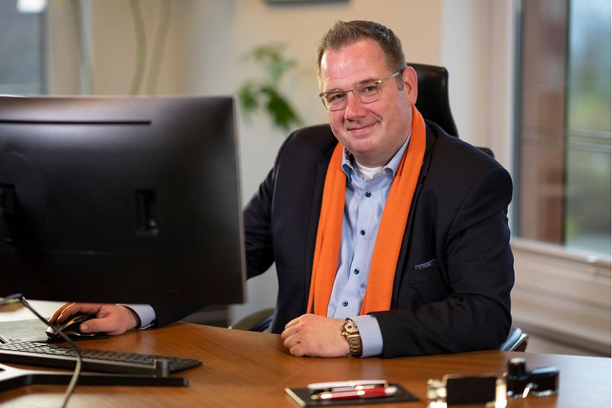 Frank Lauterbach sitzt an seinem Schreibtisch