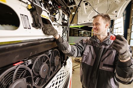 Tom Brodersen, angehender Berufskraftfahrerbei der Kontrolle des &Ouml;lstands 