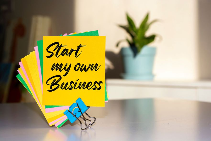 Post-its mit Schriftzug Start my own business