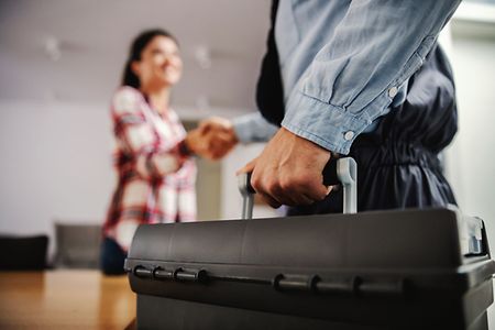 Mann_Frau_Handschlag_Dusan-Petkovic_shutterstock_Inet