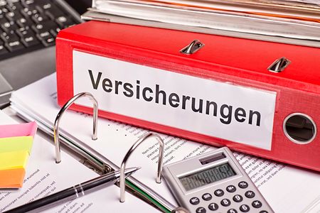 Ordner mit der Aufschrift Versicherungen