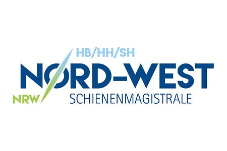 Nord-West Schienenmagistrale steht in blauer Schrift auf wei&szlig;em Hintergrund. 