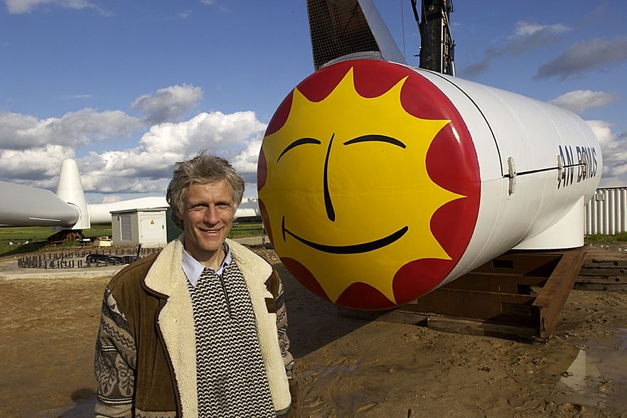 Dieter Schaarschmidt steht auf einem Feld, hinter ihm liegt ein noch nicht aufgestelltes Windrad.