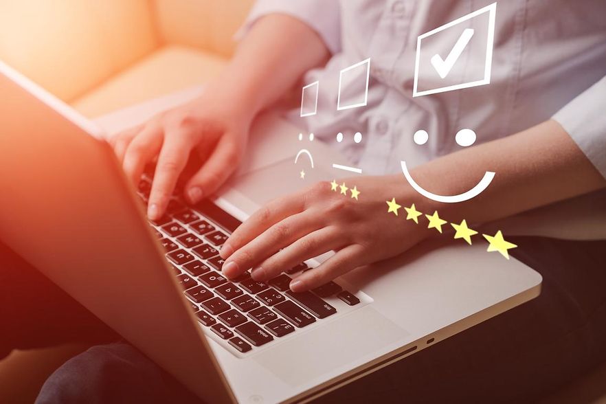 Laptop mit Piktogrammen zu einer Umfrage