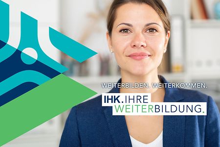 Logo der IHK-Weiterbildungsoffensive mit einer Frau im Hintergrund, die in die Kamera l&auml;chelt.