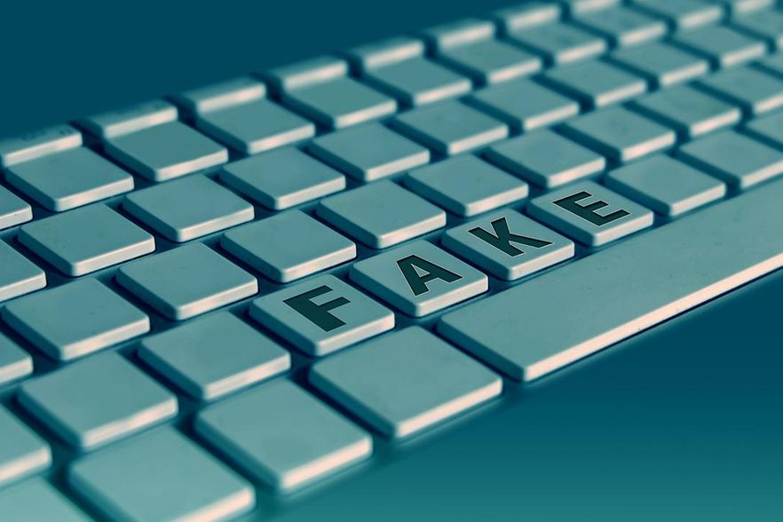 PC-Tastatur, auf vier Tasten steht das Wort FAKE