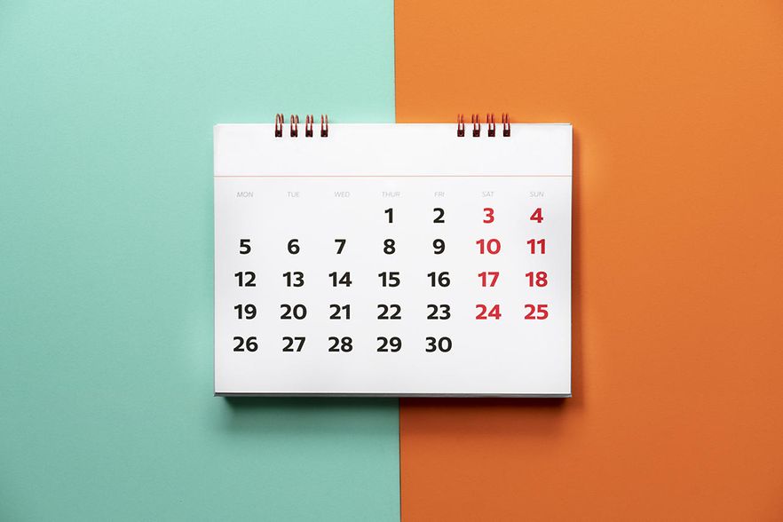 Ein Kalender auf mintgr&uuml;nem und orangem Hintergrund. 