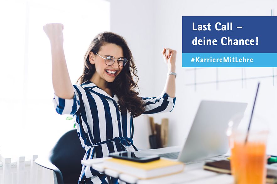 Junge Frau jubelt