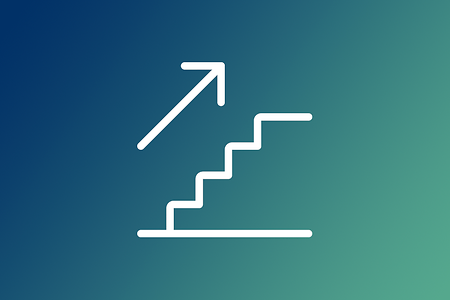 Ein weißes Icon zeigt eine Treppe mit Pfeil nach oben.