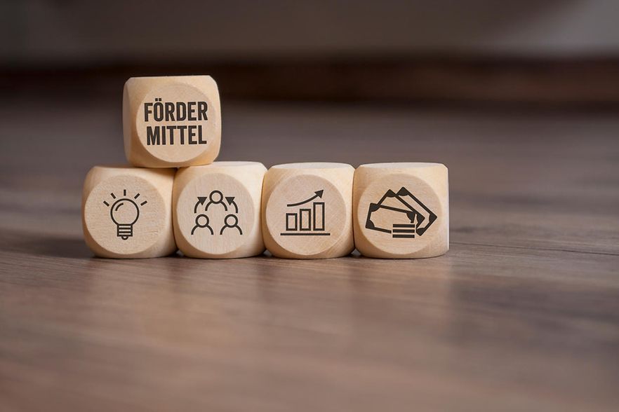 5 W&uuml;rfel zeigen Symbole mit F&ouml;rdermitteln