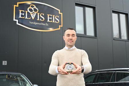 Elvis Bogicevic vor der neuen Eisfabrik in Bargteheide