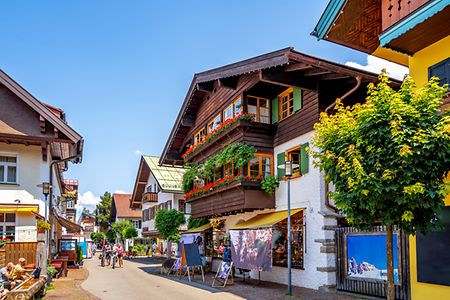 Sonniger Tag mit ge&ouml;ffneten St&auml;nden in der Altstadt in Oberstdorf im Allg&auml;u 