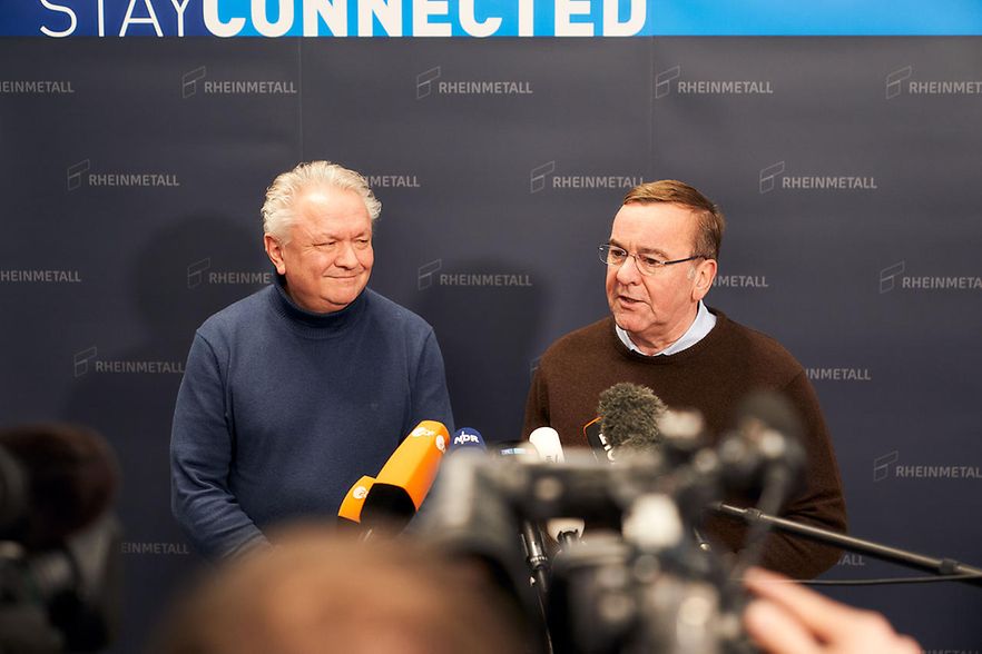 Rheinmetall-Chef Armin Papperger (l.) und Bundesverteidigungsminister Boris Pistorus