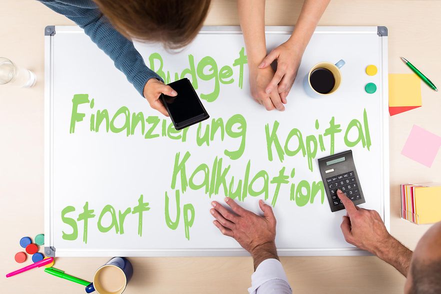 Finanzierung Kalkulation Kapital Budget Startup Rechner auf einem Blatt