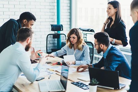 Angestellte diskutieren im B&uuml;ro
