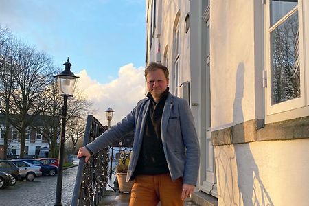 Jan St&uuml;mpel vor seiner Buchhandlung in Friedrichstadt 