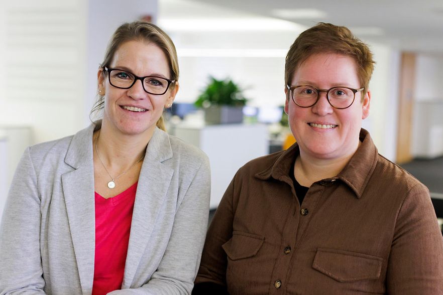 Tanja Patzer (r.) von KTR Systems und Nina Belhan von der IHK.