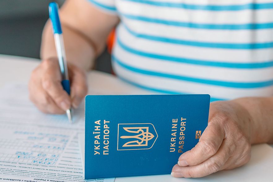 Ukraine_Pass_Irina-Shatilova_shutterstock_Inet