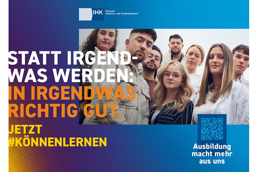 Ein Bild der Bundeskampagne #könnenlernen. 8 Männliche und Weibliche Auszubildende schauen einen an.