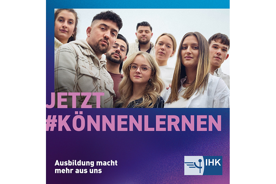 Neun Auszubildende, die Gesichter der Kampagne, stehen in einer Gruppe und blicken die Kamera. 