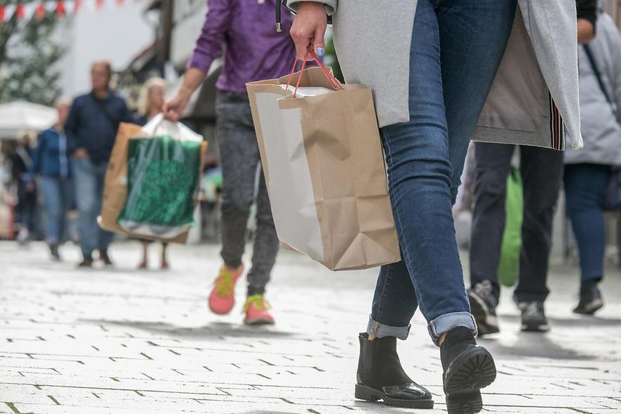 Menschen beim Shopping mit Einkaufst&uuml;ten in der Innenstadt