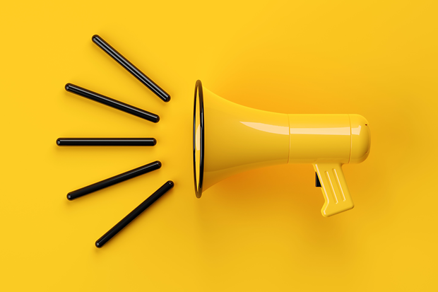 Gelbes Megaphone auf gelbem Untergrund