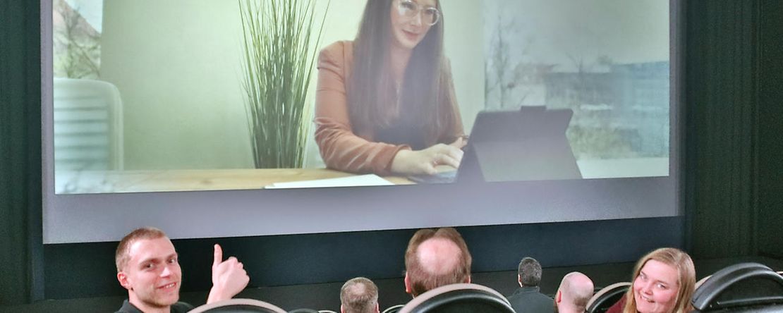Ausbildungsmarketing Foto von Frau Klein im Kinosaal