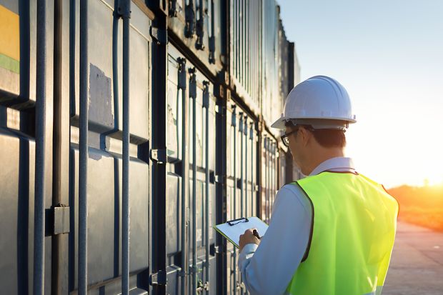 Container wird vom Zoll kontrolliert