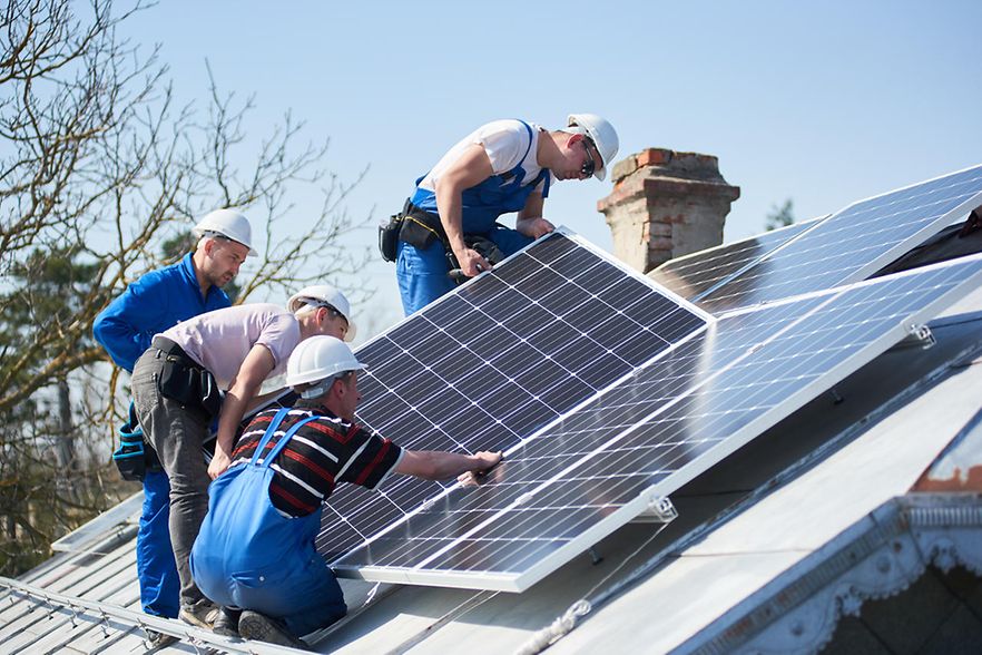 Handwerker installiert Photovoltaik-Anlage