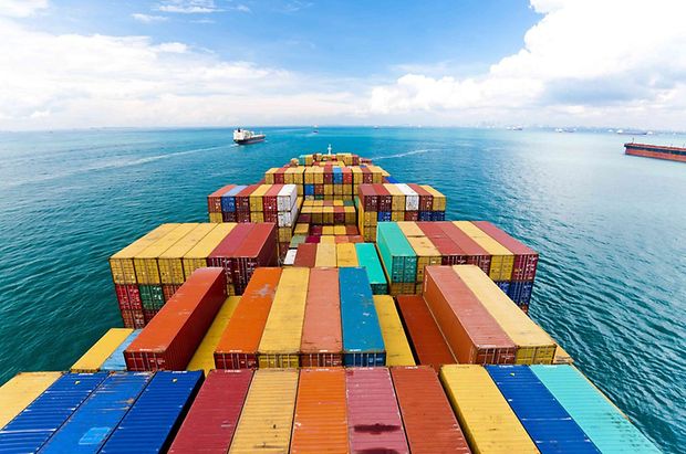 Komplexe Wege: In der Containerschifffahrt waren die Störungen bei globalen Lieferketten besonders deutlich spürbar.
linkes Bild neu shutterstock_172537049_ Mai23