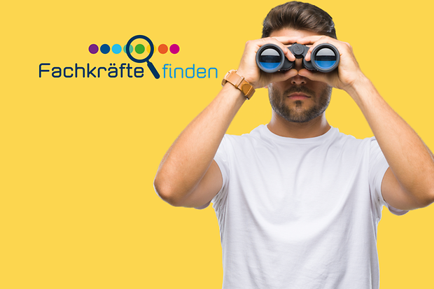 Mann mit Fernglas