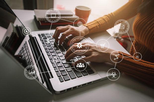 Frau an Laptop, Piktogramme zum Thema auf dem Bild