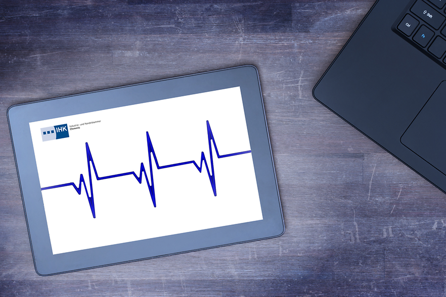 Tablet mit Logo mit Sinuskurve und Logo der IHK Chemnitz