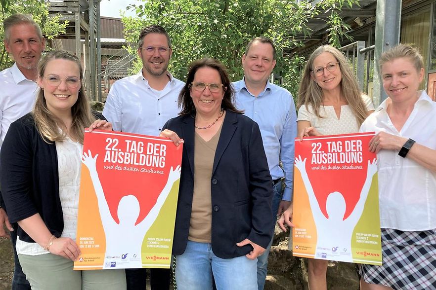Personen halten Plakat in der Hand 22. Tag der Ausbildung