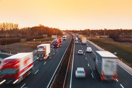 LKWs und PKWs auf einer Autobahn 