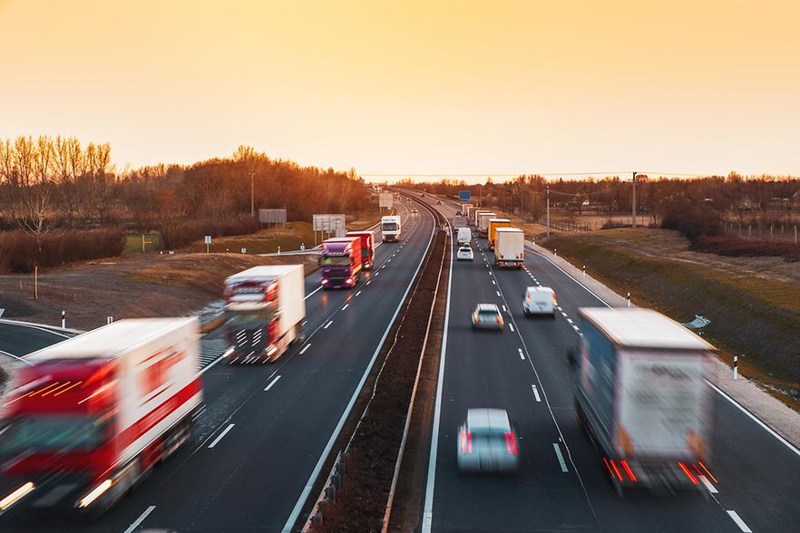 LKWs und PKWs auf einer Autobahn 