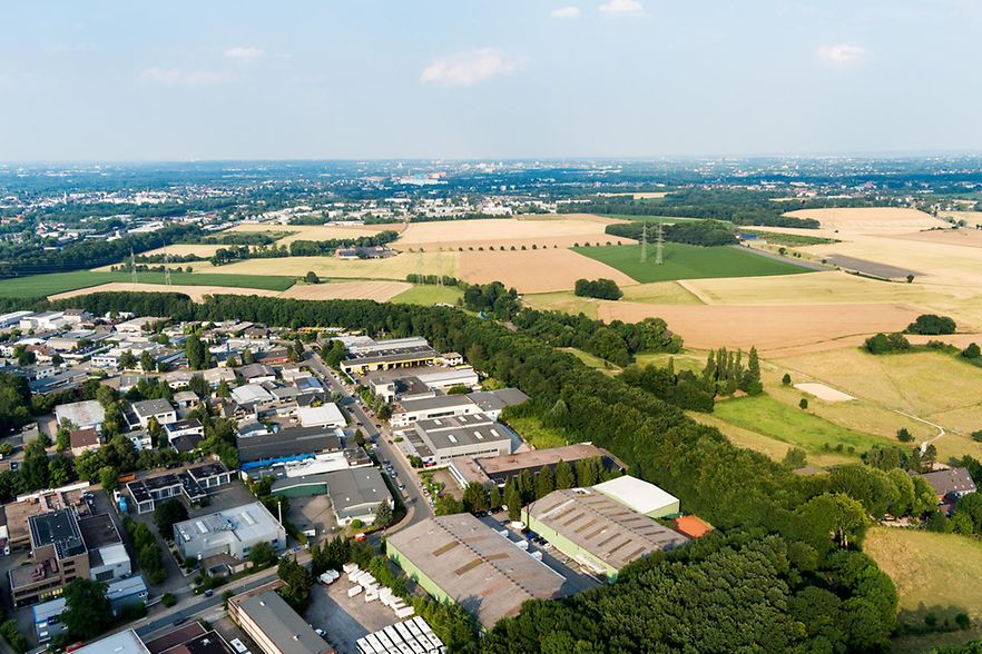 Luftaufnahme eines Industriegebiets am Stadtrand