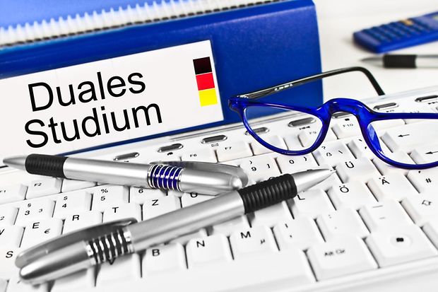 Schild: Duales Studium