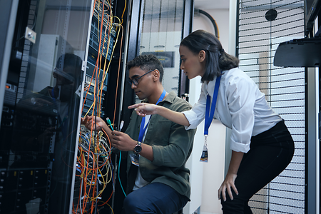 It-Fachleute in Serverraum