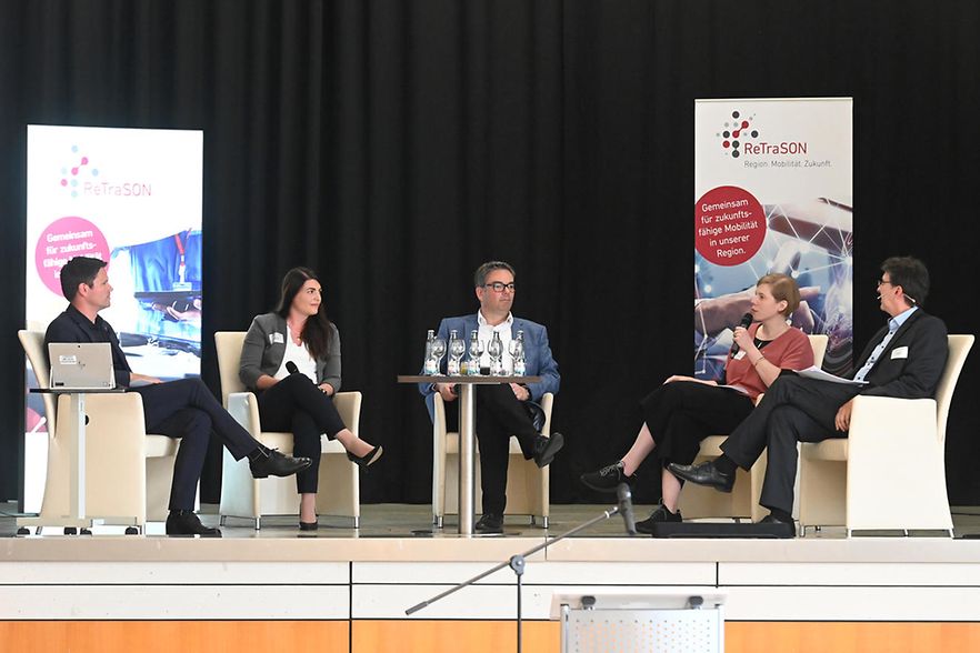 Auf der B&uuml;hne sitzen (v.l.) Thomas Alswede-Brech, Nina Bertram, Dr. Thorsten Schrader und Dr. Olaf Arndt