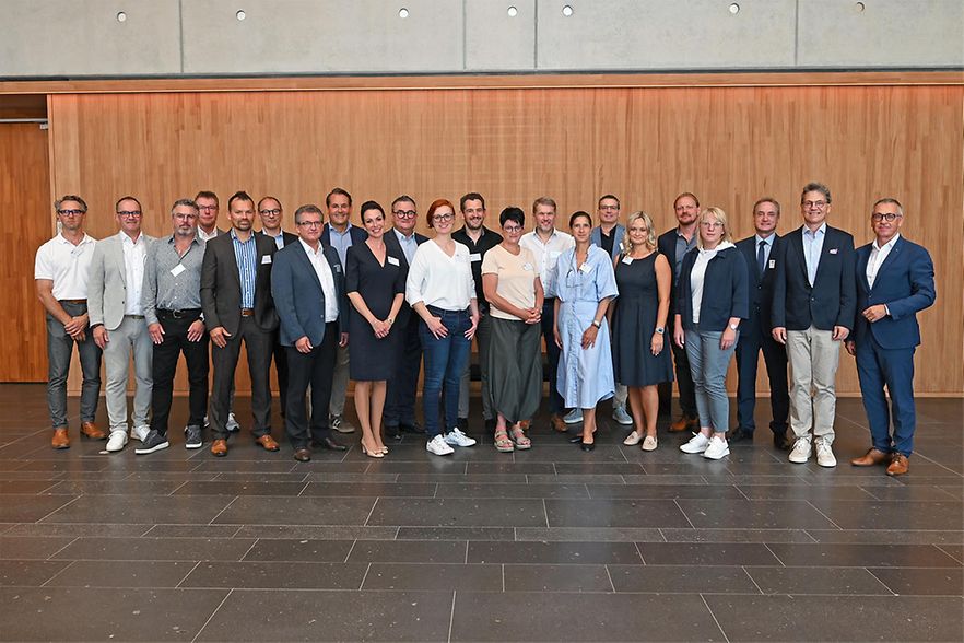 Die Unternehmerinnen und Unternehmer des neu gew&auml;hlten IHK-Gremiums Cham in der Stadthalle Cham.